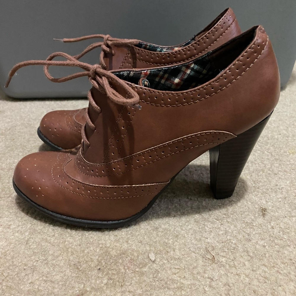 Saddle shoe heels
